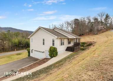 Main picture of 8 Rose Briar Cir