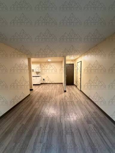 Main picture of 1695 Oak St