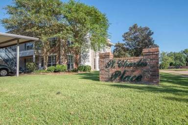 Main picture of 533 Versailles Blvd