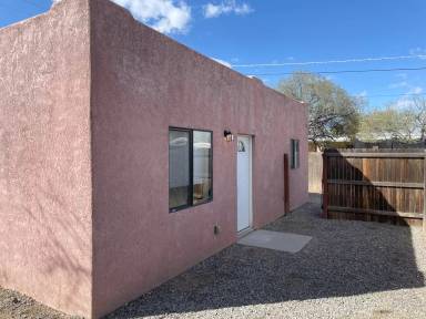 Main picture of 1307 W Saint Clair St