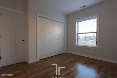 Main picture of 2201-09 W Eastwood Ave