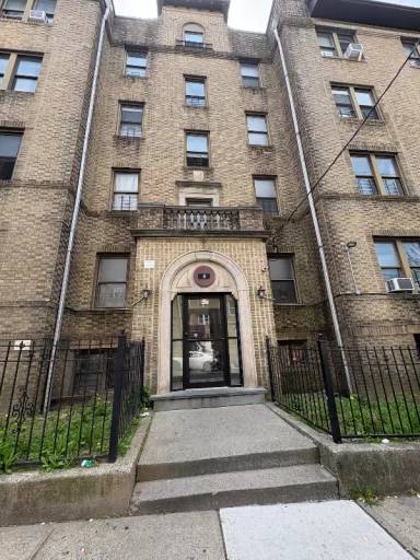 Main picture of 4 W 4th St