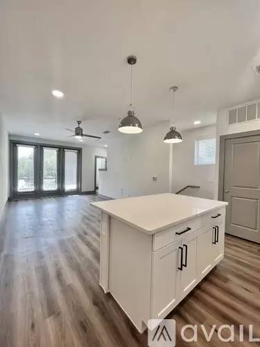 Main picture of Midway Row House