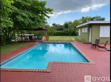 Main picture of 10850 SW 93rd St