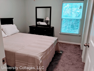 Main picture of 201 Oakcreste Ct