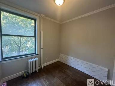 Main picture of 330 E 35th St