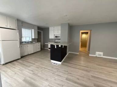Main picture of 672 Breys Ave NE