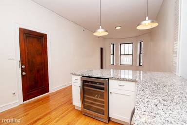 Main picture of 916 N Ashland Ave