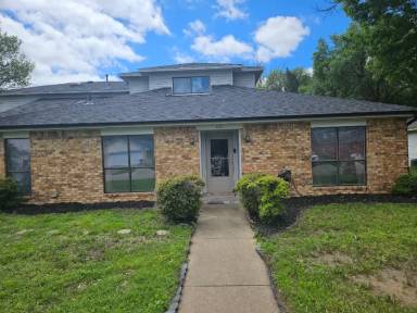 Main picture of 302 W Red Bird Ln