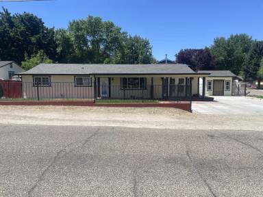 Main picture of 230 S Iowa Ave