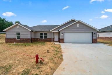 Main picture of 219 Oak Grove Cir