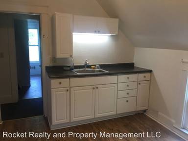 Main picture of 905 1/2 Portland Ave