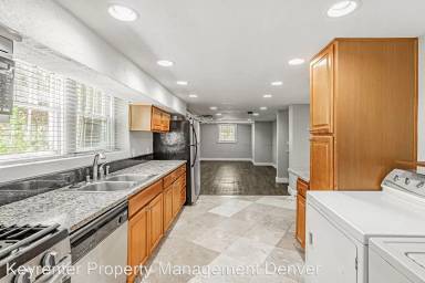 Main picture of 945 N Washington St