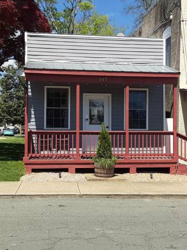 Main picture of 107 E Main St
