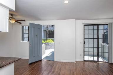 Main picture of 520 N Hollywood Way