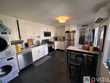 Main picture of 115 W 7th St