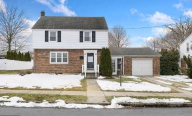 Main picture of 702 W Oak St