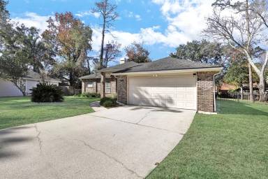 Main picture of 2004 Water Crest Dr