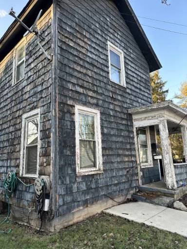 Main picture of 105 Lake St