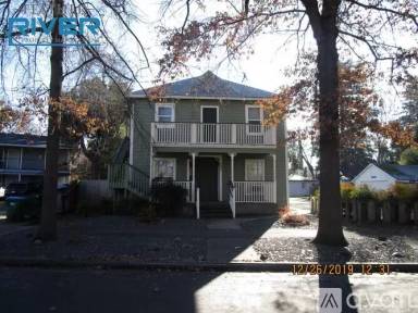 Main picture of 385 E 12th St