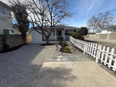 Main picture of 15908 S Manhattan Pl
