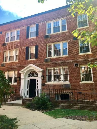 Main picture of 4471 MacArthur Blvd NW