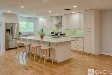 Main picture of 515 Appian Way NE