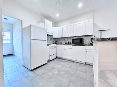 Main picture of 61 Thatcher St