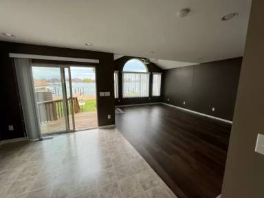 Main picture of 32068 Riverdale St