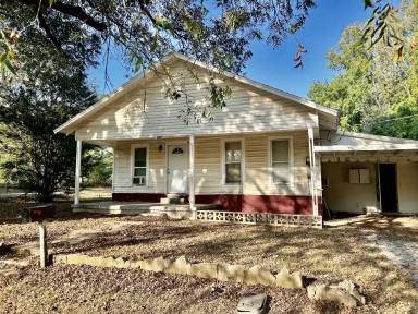 Main picture of 303 N Maple St
