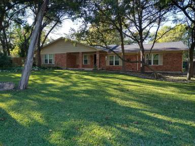 Main picture of 900 Cedar Oaks Ln