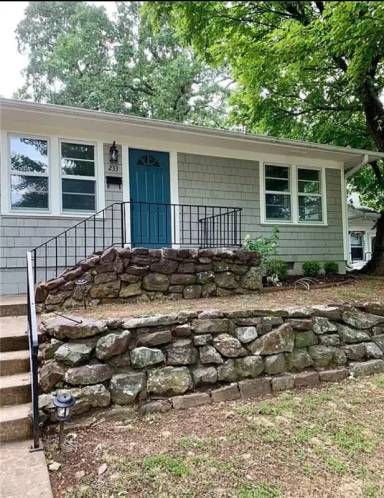 Main picture of 233 W Louise St
