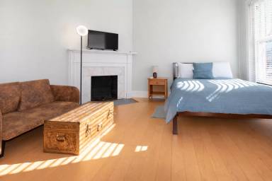 Main picture of 523 Park Ave