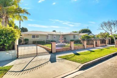 Main picture of 3720 Pine Ave