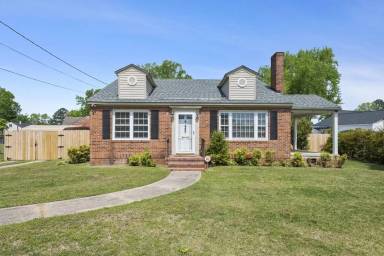 Main picture of 403 N Churchill Dr