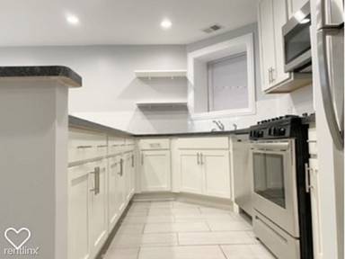 Main picture of 902 W Montrose Ave