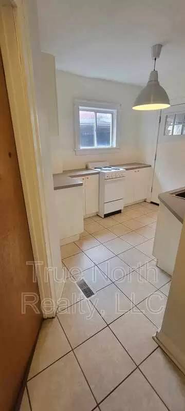 Main picture of 1683 1/2 Oak St
