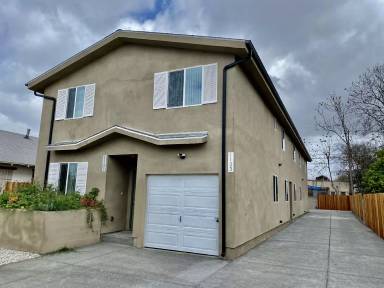 Main picture of 1121 W 61st St
