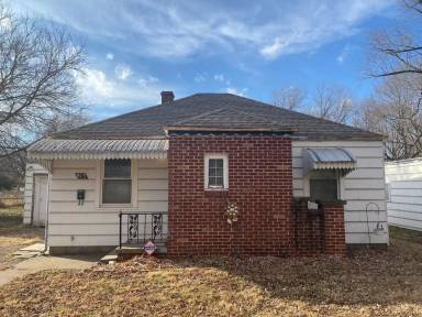 Main picture of 915 NE Arter Ave