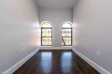 Main picture of 415 Suydam St