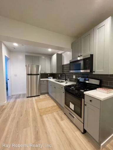 Main picture of 14229 1/2 Victory Blvd