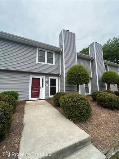 Main picture of 2703 N Centennial St