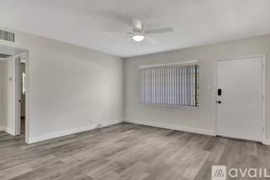 Main picture of 2715 E Oak St