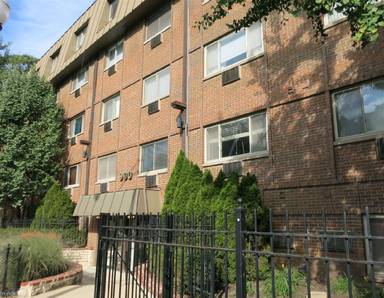 Main picture of 900 W Fullerton Ave