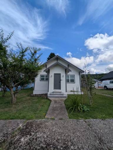 Main picture of 320 S 2nd St