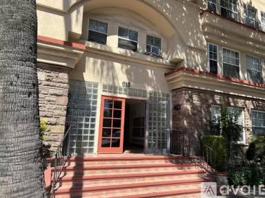 Main picture of 615 N Rossmore Ave