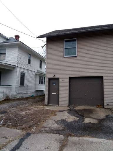 Main picture of 906 N Chestnut St