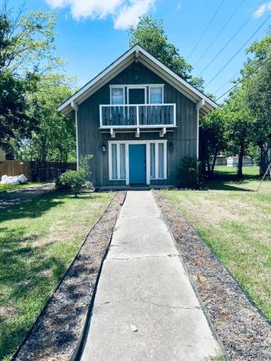 Main picture of 105 Moss St