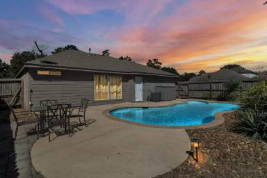 Main picture of 987 Oak Glen Dr