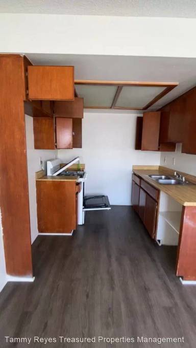 Main picture of 663 W 5th St